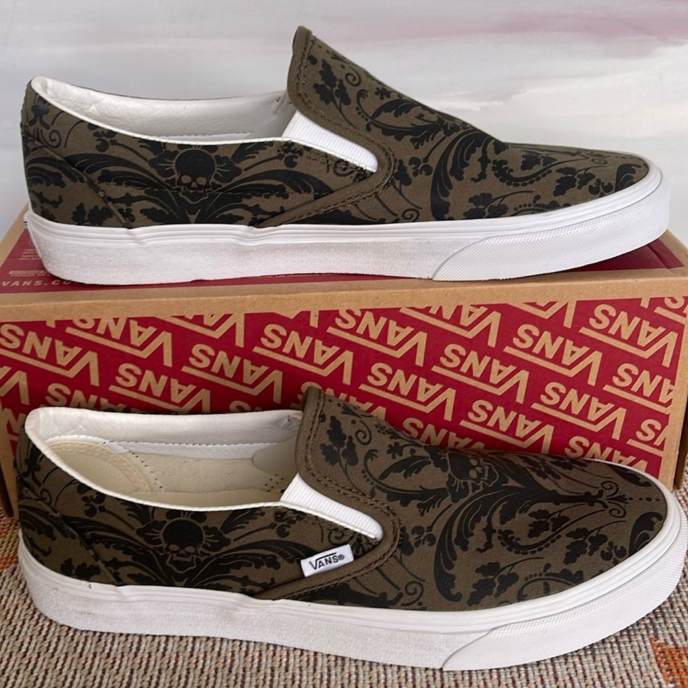 Vans Men’s Classic Slip-On
Skull Tapestry Grape Leaf
VN0A5A080FI
Sneakers